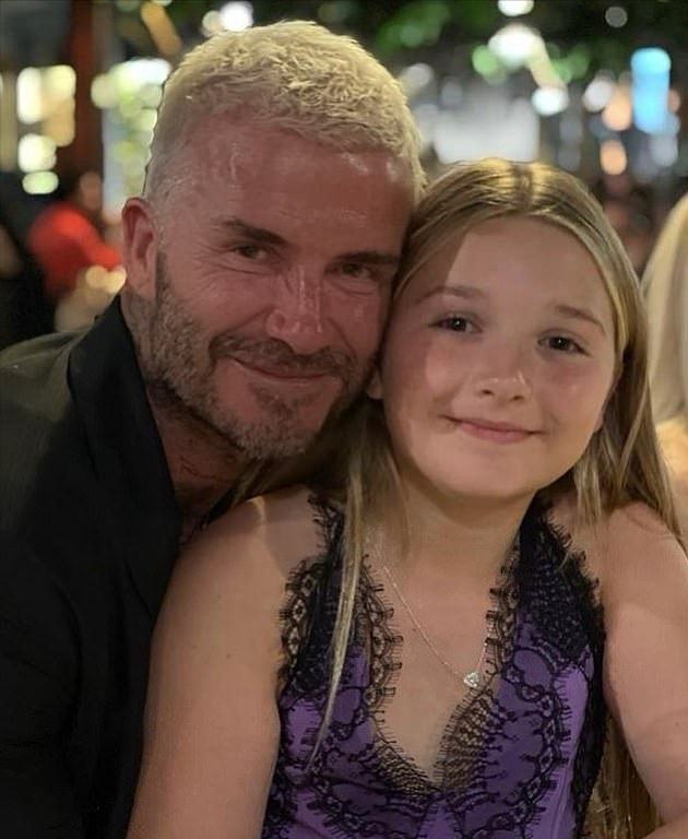 全球时尚风行|小七不得了！10岁就尝试性感风？穿贝嫂蕾丝挂脖裙胳膊比妈妈还粗