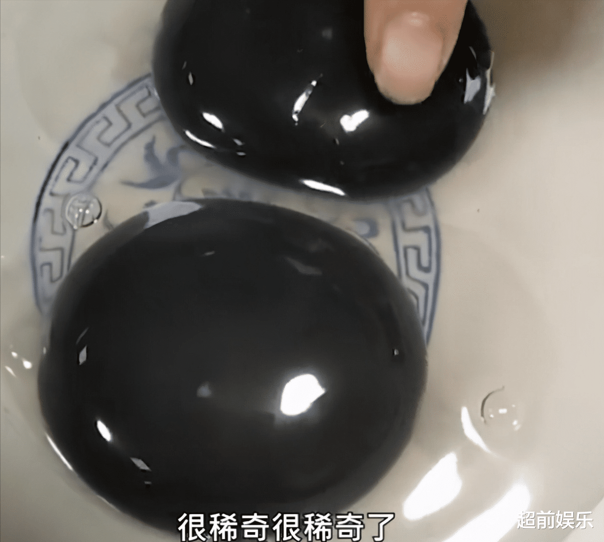 超前娱乐 罕见！浙江一男子发现黑心鹅蛋：蛋是好蛋，怀疑是鹅吃多了桑葚！