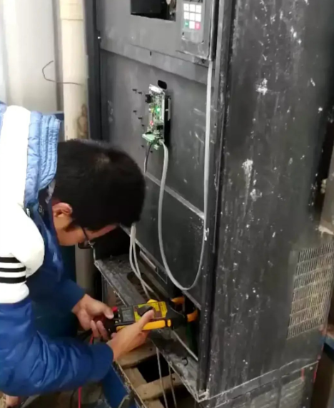 海子的社会趣闻录 我们工厂一个很牛的电工。现在终于被老板开除了