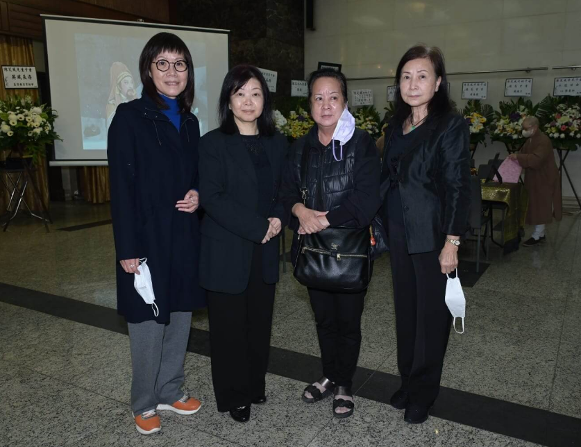 郑少秋|郑少秋憔悴现身殡仪馆拜祭恩师陈笑风，双眼红肿神色哀伤