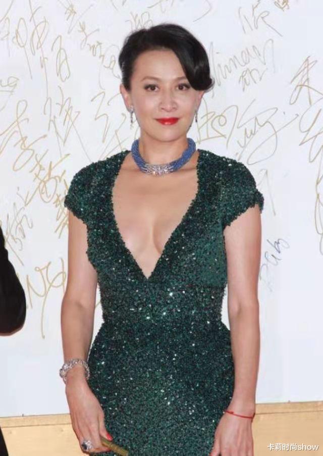 龚俊|一线明星气势就是足，刘嘉玲一身亮片裙气场十足，55岁保养得真好