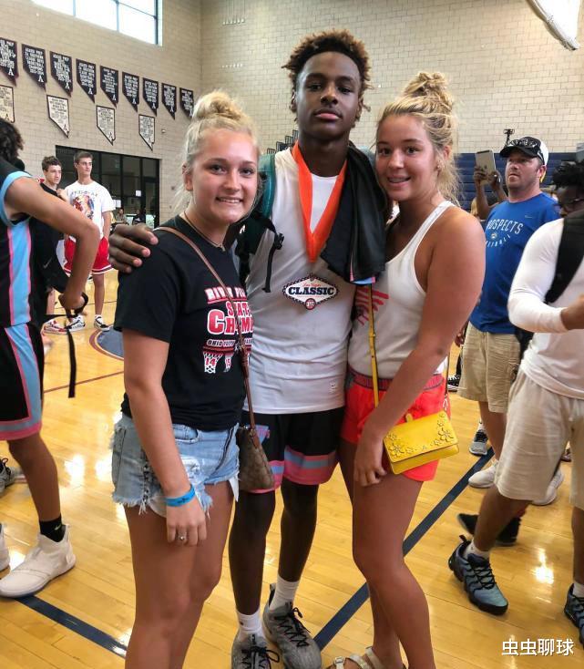 勒布朗·詹姆斯|詹姆斯是笑还是哭呢？大儿子布朗尼比他强 肯定不是球技吧