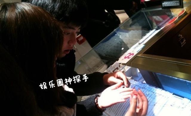 肖战|肖战早年和女性合影被扒，关系亲密让人羡慕！