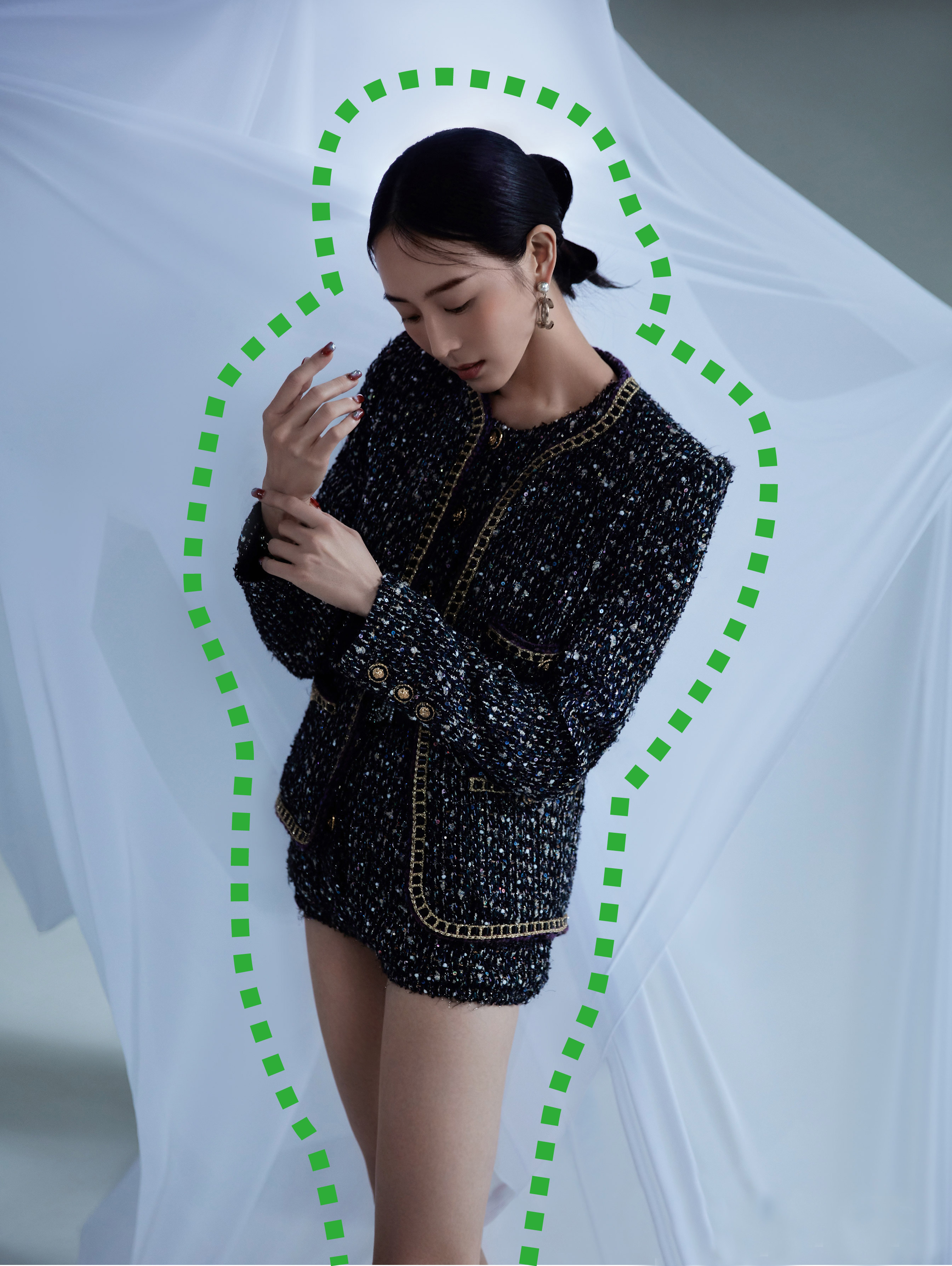 时尚不打羊|张钧甯真是媚到骨子里了，一丝不露却风情万种，小露香肩好养眼！