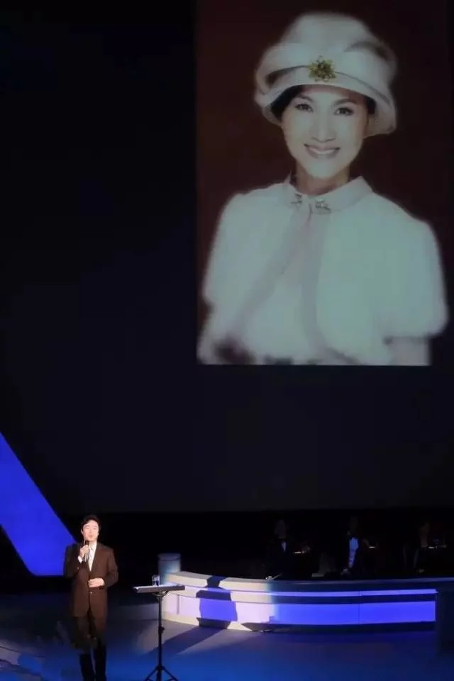 费玉清|费玉清爱了她整整21年，却迟迟不敢求婚，今却被53岁的她“逼婚”