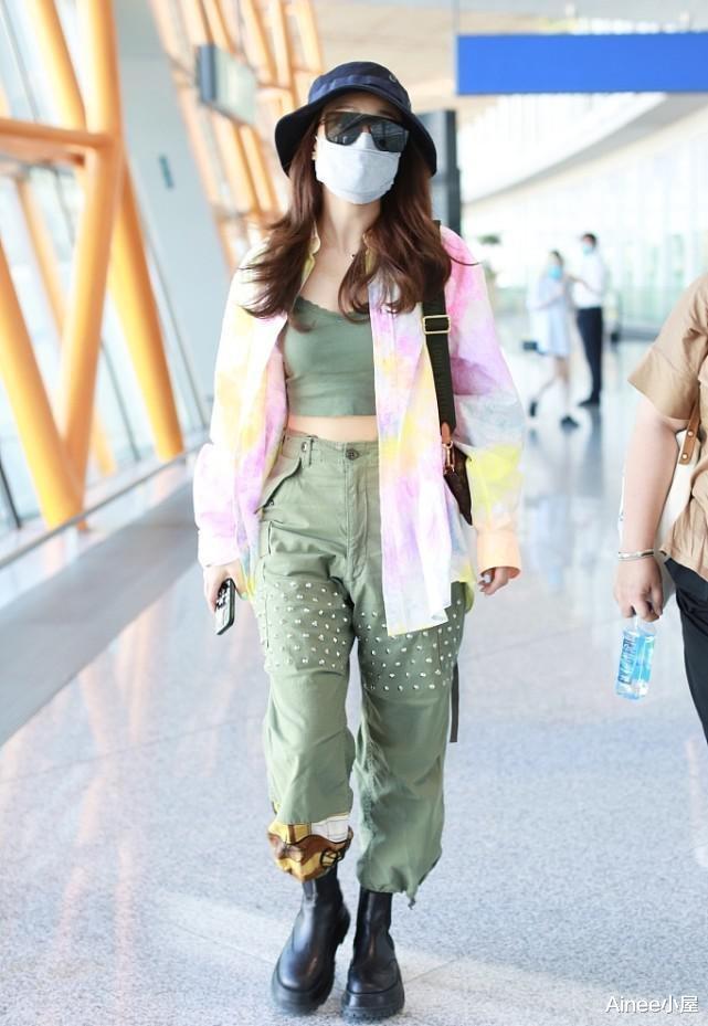 Ainee小屋|容祖儿在穿搭上挺下功夫的，灰色内搭秀细腰，身材好但眉眼挺真实