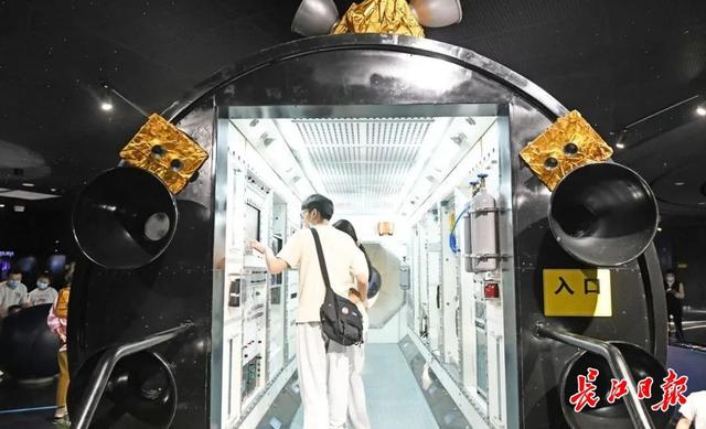 长江日报 早安武汉|京广高铁晚点,武汉站受多大影响?记者凌晨探访……