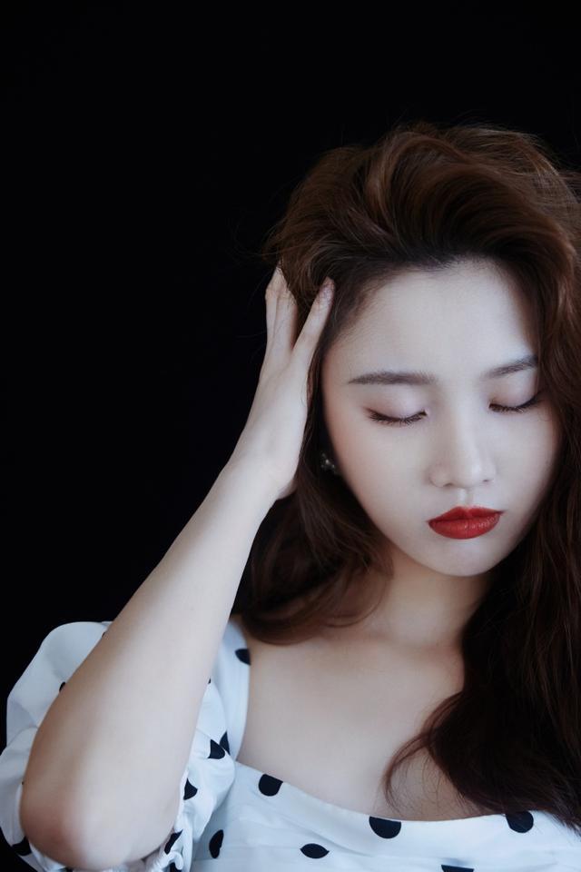 旗袍公馆|“最不火的谋女郎”张慧雯，一袭波点裙穿得清纯又娇媚，腰真细