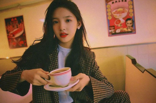 赵露思|25岁章若楠，23岁赵露思，同是初恋脸，一个跻身小花，一个捧不红