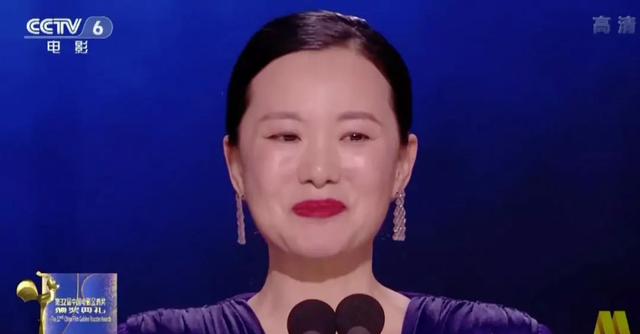 迪丽热巴|演员获奖时表情：周冬雨当场愣住，热巴从容捂胸，王菲：我应得的