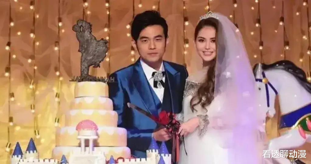 昆凌|李靓蕾和昆凌都嫁给了歌坛天王级别的人， 一个哥大毕业，一个职高毕业！