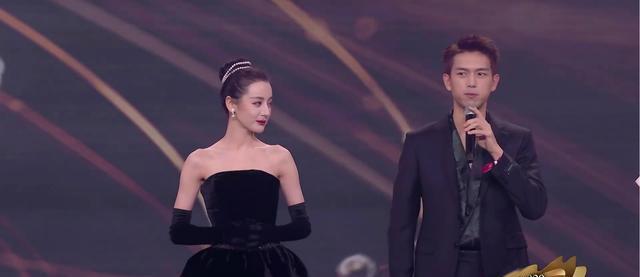 迪丽热巴|迪丽热巴微博之夜再添恋情锤？躲闪李现的搀扶，却主动靠近黄景瑜