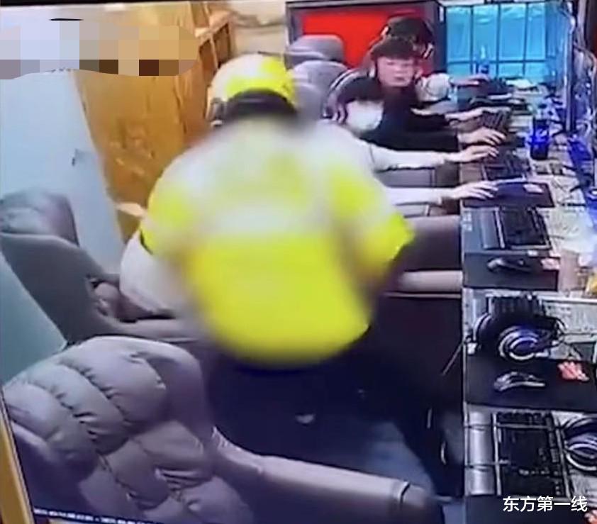 东方第一线 网吧男子上网拒接外卖员电话，对峙时掌掴外卖员，随后竟被”反杀“