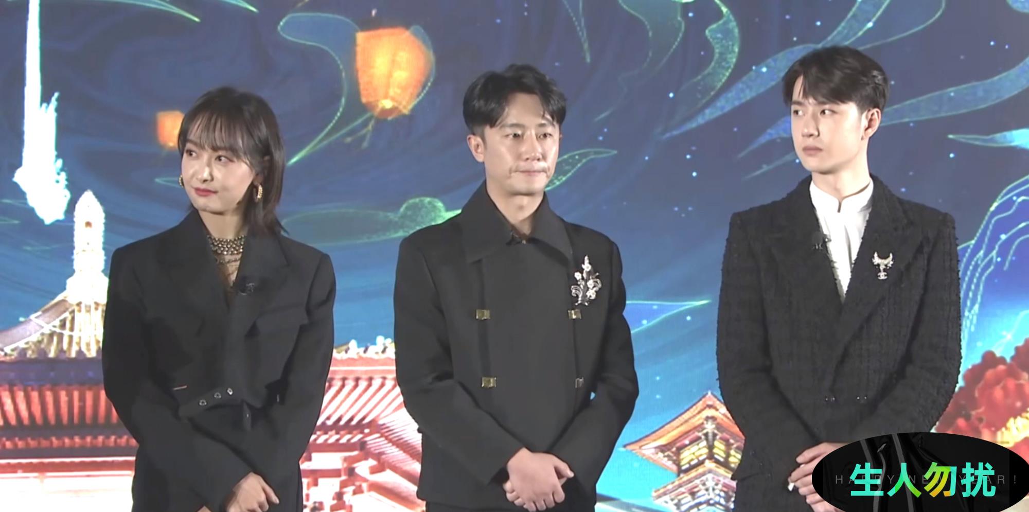 王一博|王一博片场笑不停，赞百里弘毅是技术流，几秒钟解开鲁班锁