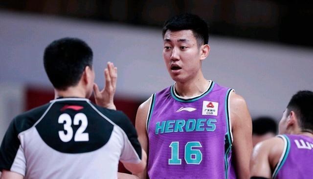 一个人的夜晚 首秀1盖帽！山东2米11新人登场 双内线难当大用 徐长锁陷入死局