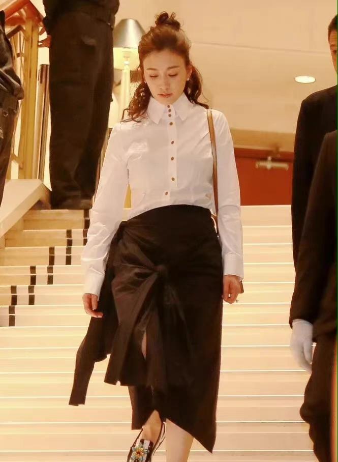 李小冉|45岁李小冉少女感十足，三个保安两个回头看，真给老公长脸！