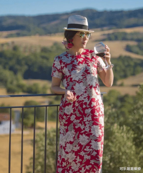 甜宠剧|54岁刘嘉玲晨跑被拍，素颜和普通老太无差异，网友：谁家奶奶？