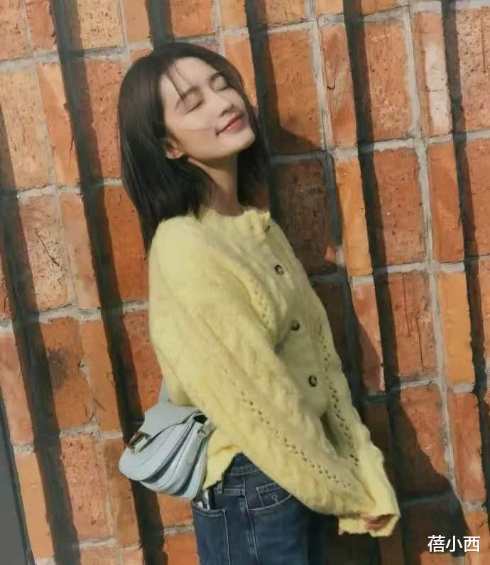 李沁|李沁真的太会穿了，皮毛一体外套+撞色围巾，简约时髦还特显气场