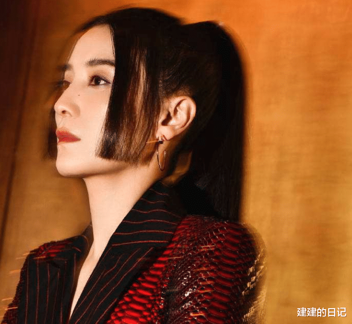 姚晨|再看2021年红毯翻车的15位女星，有人胸口套着“百叶窗”就出来了