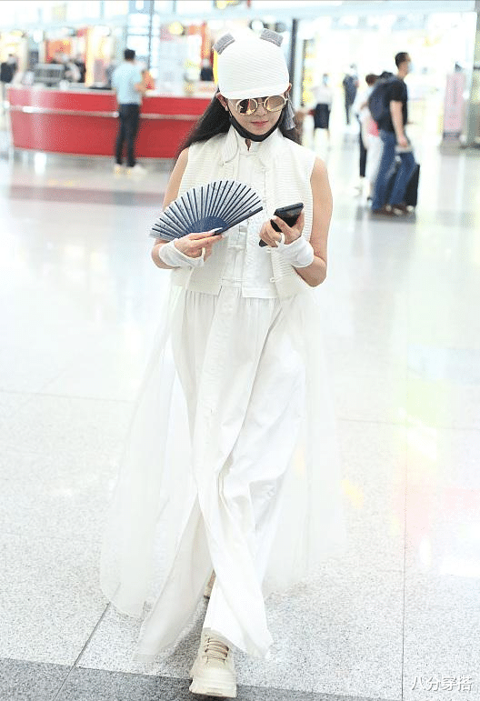 八分穿搭|62岁杨丽萍真是奶奶圈顶流，白色纱裙飘逸灵动，身姿挺拔不输少女