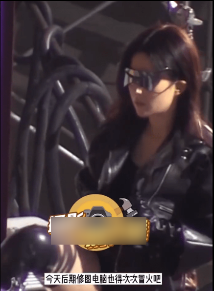 关晓彤|颜值崩了！刘亦菲路透浓妆艳抹清纯不再，大粗腿双下巴变臃肿大妈