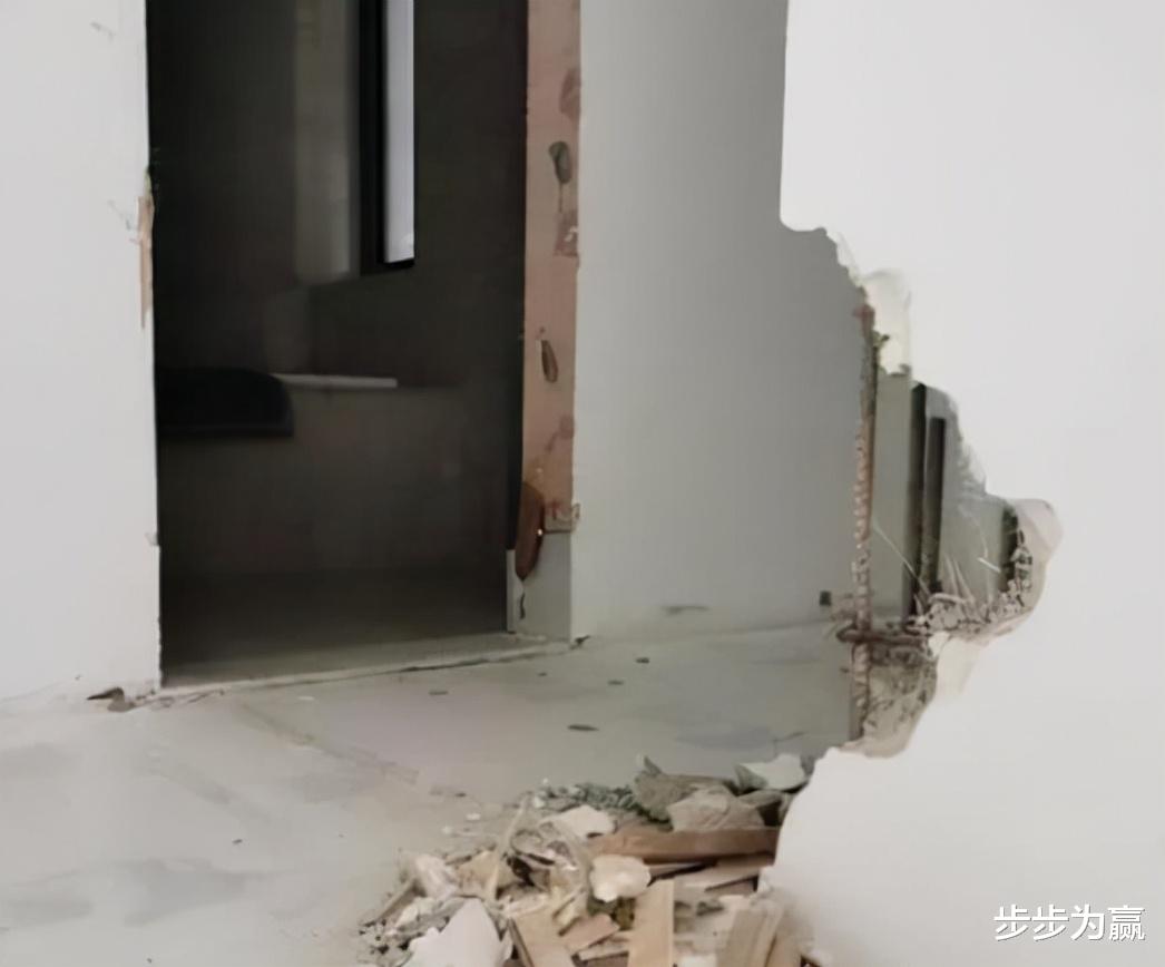 欲哭无泪!精装房突然被拆成毛坯房,装修队:不好意思,走错门了