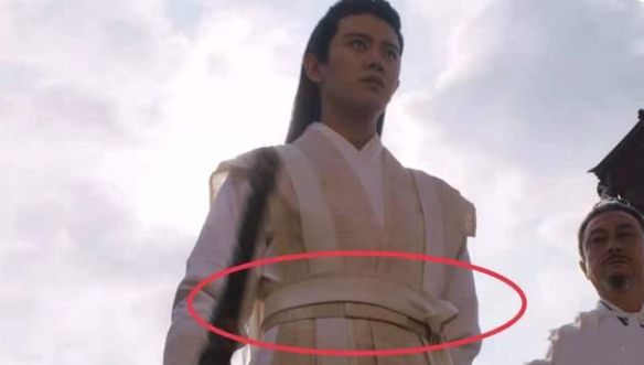 王一博|《周生如故》槽点多？任嘉伦腰粗发福，白鹿造型被指像丫鬟