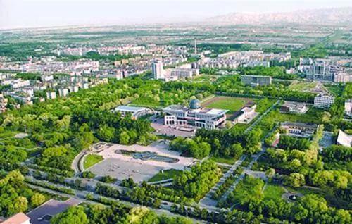 长脖子爸比说|从荒原戈壁到幸福宜居城市，绿化率高经济不差，位于新疆适合养老