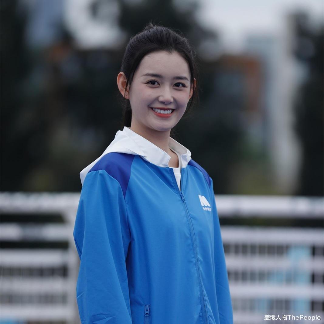 贾玲|明星所谓素颜暗藏多少“心机”？睫毛堪比苍蝇腿，脸和脖子有色差