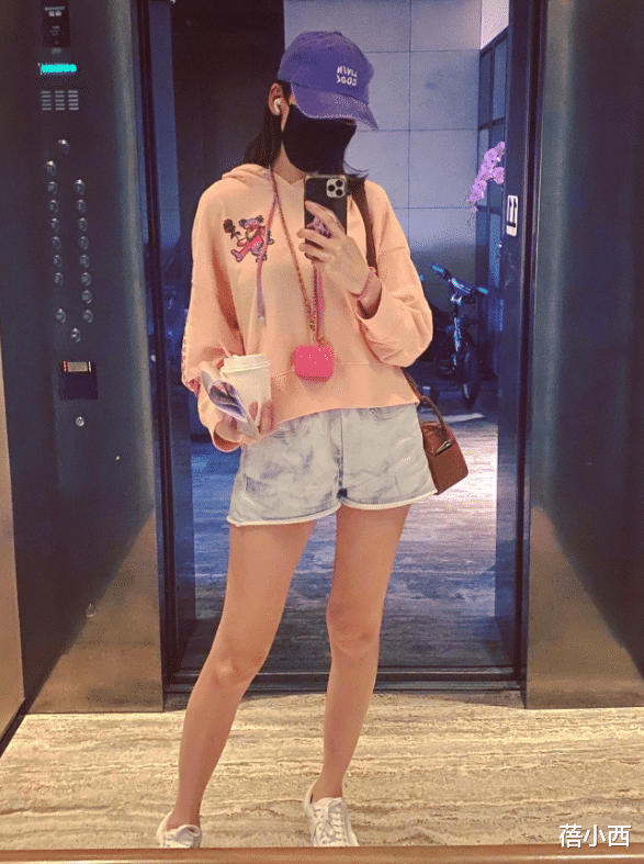 蓓小西|陈若仪拍照把C位让给婆婆，穿工装连体裤甘愿站边上，照样有气场