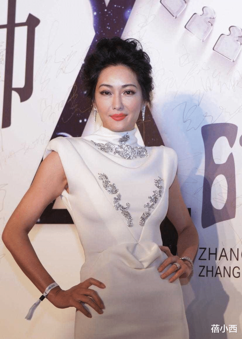 蓓小西|孟广美完全不在乎大婶的年龄，穿白色连衣裙亮相，超模身材太惊艳