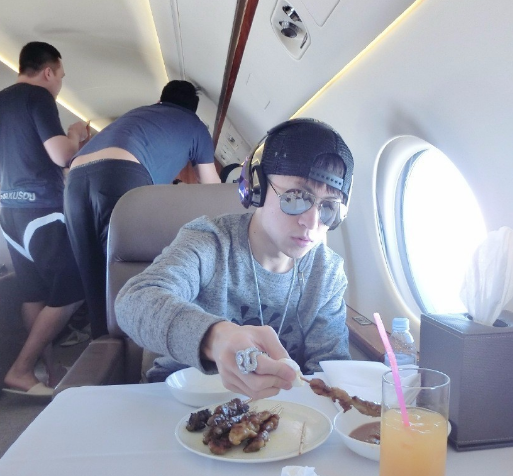 秦奋|“沪上皇”秦奋的奢靡人生：你勤奋不一定有钱，但他秦奋一定有钱