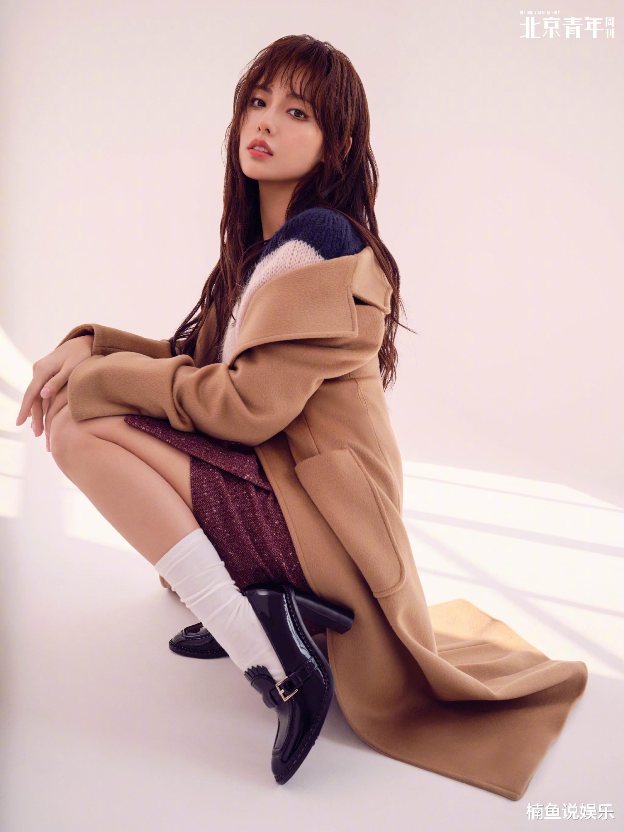 张纪中|34岁张嘉倪越来越会打扮了，穿黑色风衣大秀美腿，秋日写真好美