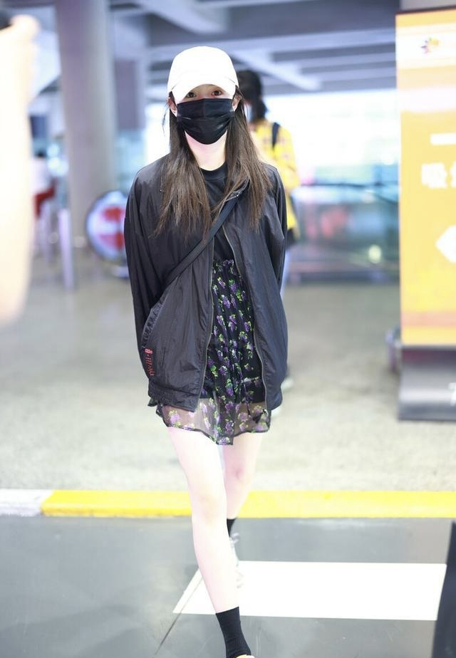 潮帮先生|刘浩存真会打扮自己,光腿配男友外套秀身材,笑出月牙眼像学生妹