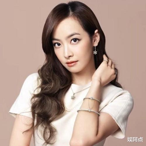 杨幂|辱华品牌遭遇全面抵制，明星们展现中国速度！穿拖鞋、私服上街