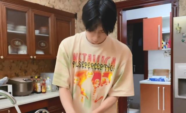 刘耀文|舞台上的刘耀文光芒四射，再看到他下厨的模样，真的是理想型男友