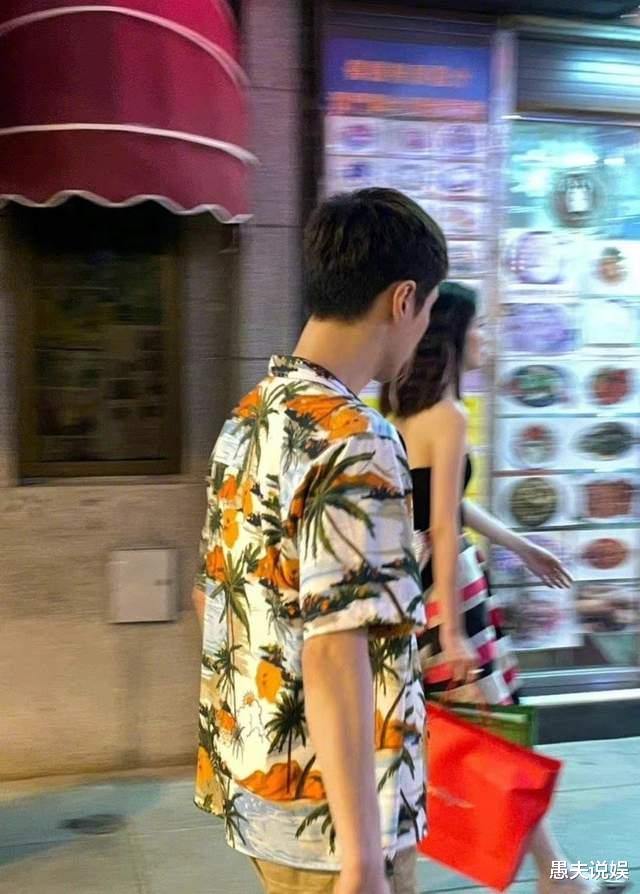 张艺兴|网友澳门偶遇张艺兴，短裤短发花衬衫，路人装扮与街舞形象大不同