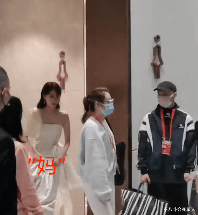 李易峰|金鸡奖后台更有趣！李易峰加谢霆锋好友乐开花，张小斐被路人叫妈