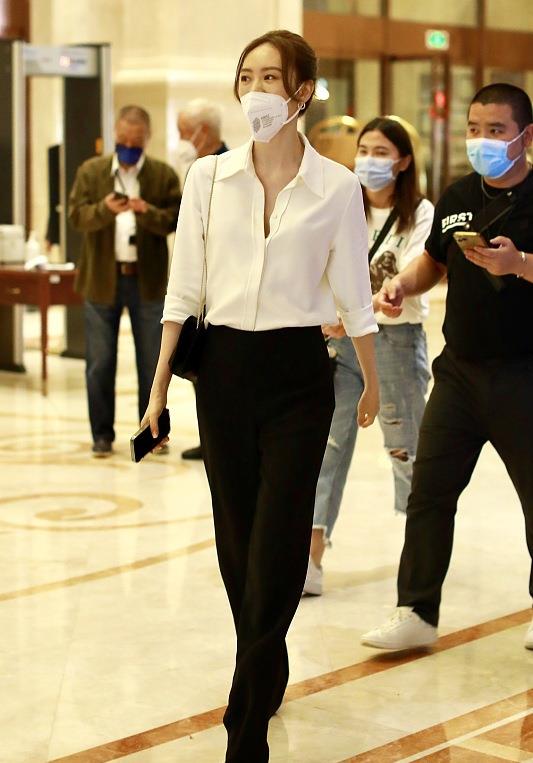 清娱吧|童瑶气质真不错，穿白衬衫配牛仔裤清爽时尚，戴贝雷帽俏皮灵动