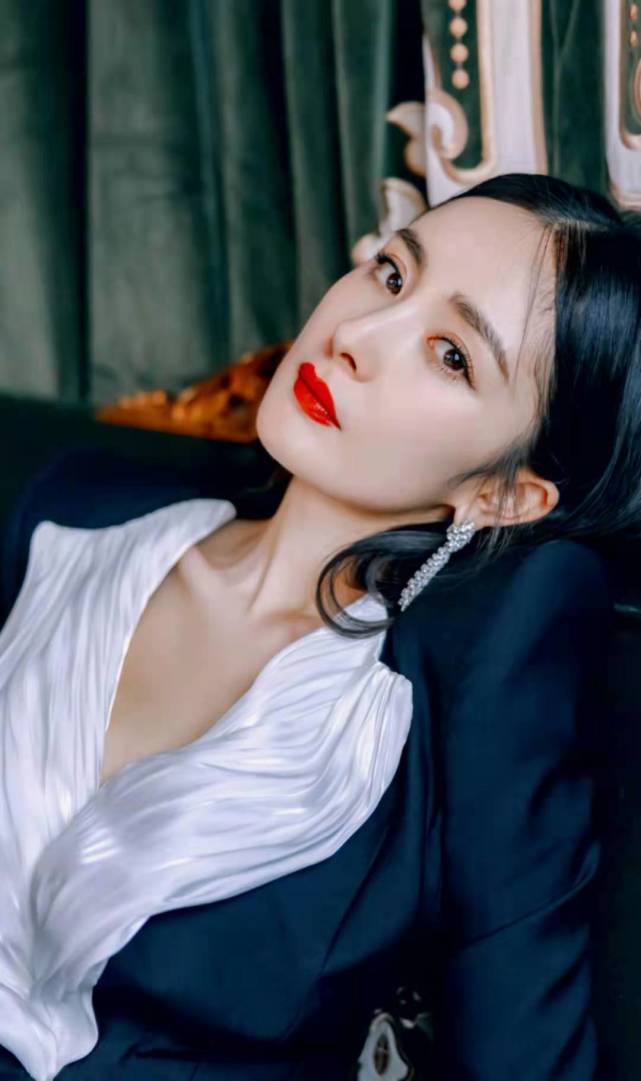 诗妮娜贵妃|杨幂红毯现场变装,先穿黑白拼色裙秀美腿,后化身辣妹秀婀娜多姿好身材