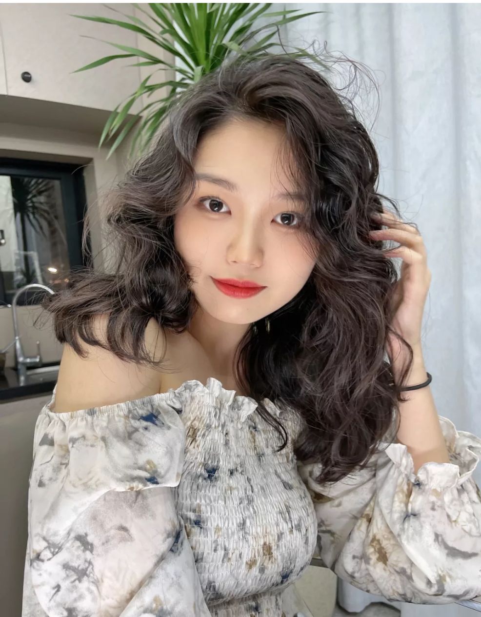 发型|2022发型怎么整？烫卷卷最洋气，好处多多不要错过