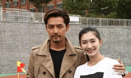 谢霆锋|34岁江疏影与粉丝合影，穿恨天高行动不便直接跪地，鞋底镶满钻石