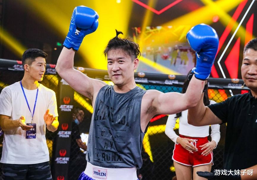 曹云金|曹云金现身功夫嘉年华，弹幕内容太真实，网友全都在刷两个字