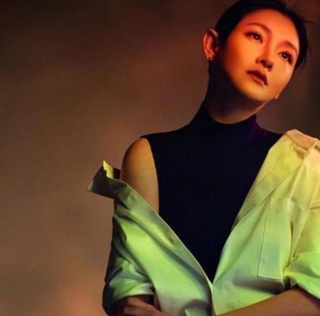 聚焦 大S瘦身后自信全回,剪齐刘海搭配黑色大衣,气质感完全不输当年