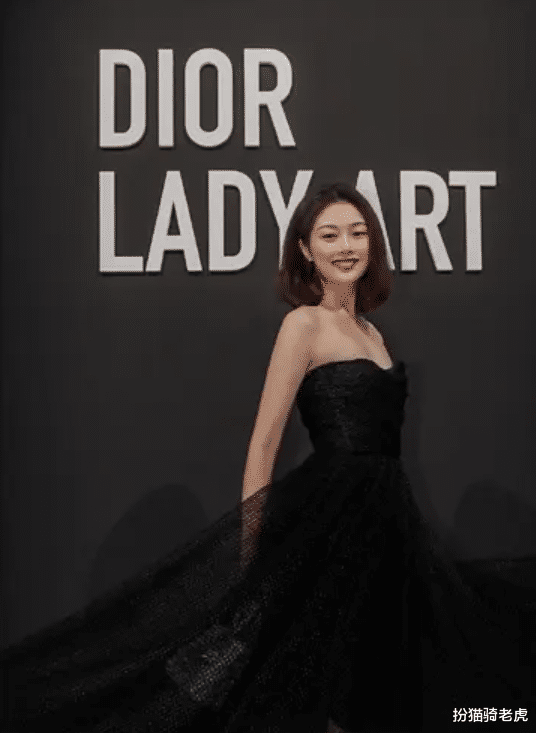 扮猫骑老虎 被劳斯莱斯下架,王思聪嫌弃的“网红”夫妻,到底是什么来头?