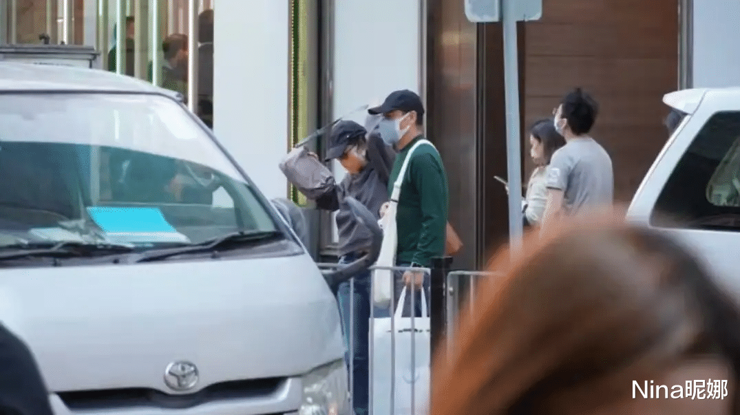 郭蔼明|刘青云街头十字紧扣娇妻超腻歪！全程挎包真是好男人，郭蔼明打扮朴素