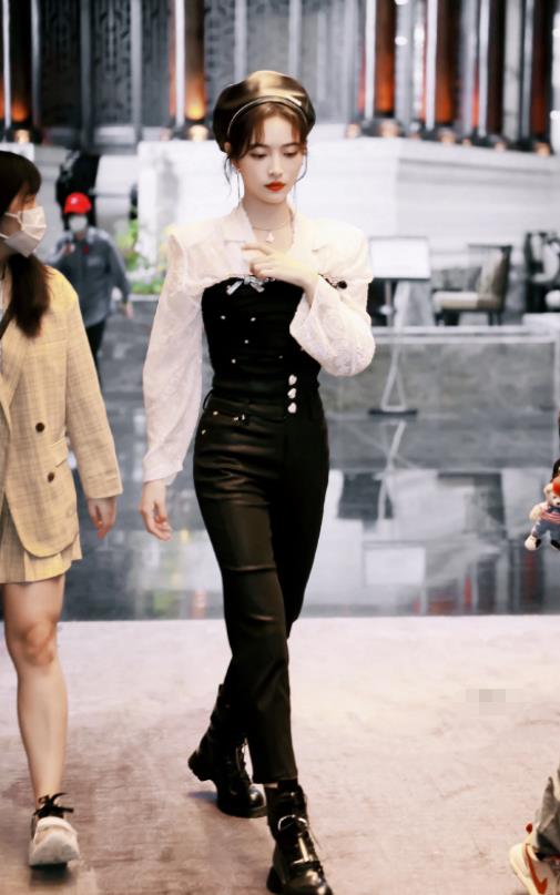 许佳琪|许佳琪成团后愈发“不羁”，穿短裙还撕掉一块，不料意外显腿长