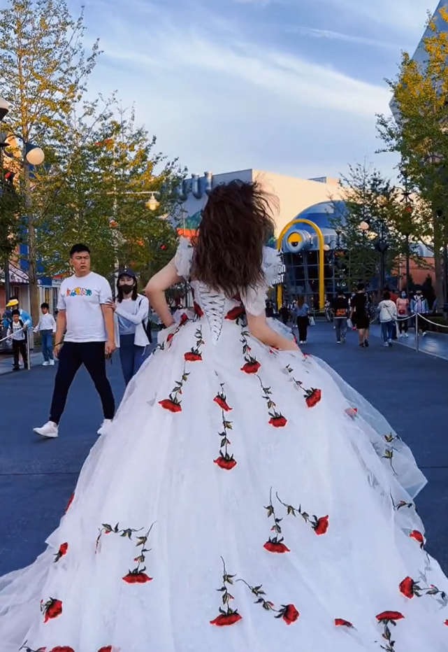 发型 李心艾瘦身成功后，穿玫瑰婚纱在路上狂奔，男性路人看得怀疑人生