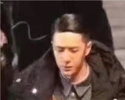 王一博|王一博穿军装油头造型曝光，粉丝脱粉回踩：油得能炒菜脸肿得像面团