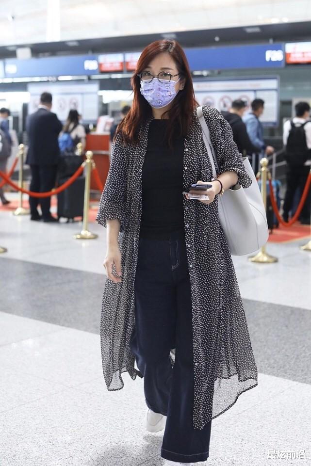 最炫前沿 陈松伶也逃不过中年发福，条纹衫配蕾丝裙难掩臃肿，还好气质撑住